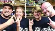 Les organisateurs du festival avec tee-shirts floqués Kios'N'Rock, en train de faire le signe des cornes, symbole de reconnaissance entre les rockeurs